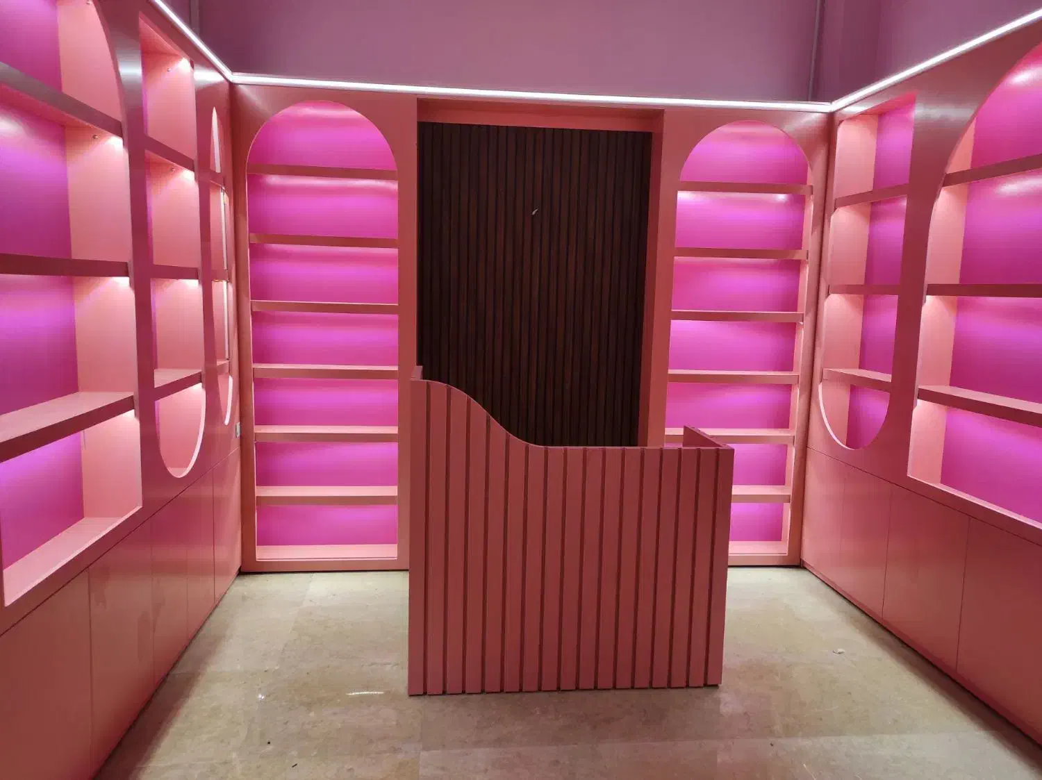 دکور فروشگاهی قفسه ویترین طراحی رایگان|فروشگاه و مغازه|مشهد, نوید|دیوار