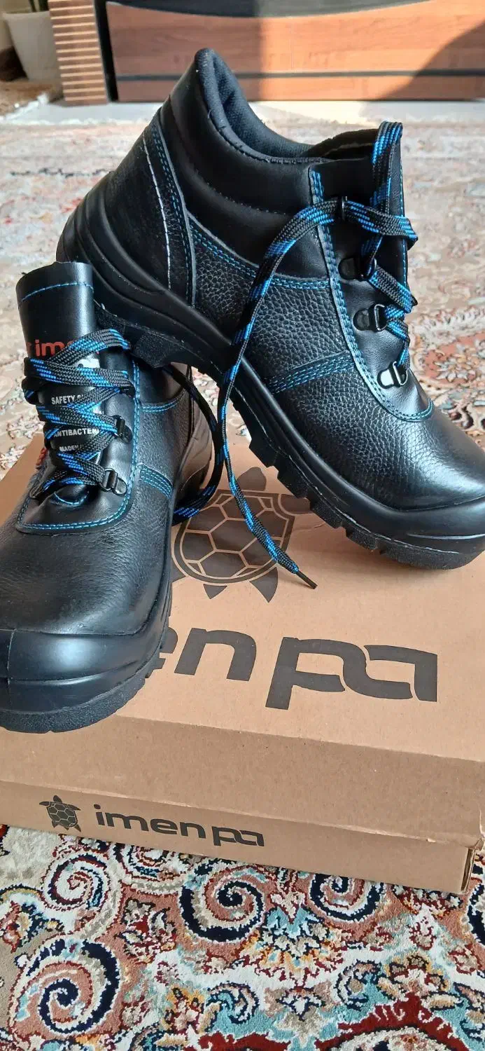 یک عدد کفش ایمنی.|کیف، کفش، کمربند|فولادشهر, مسکن مهر فولادشهر|دیوار