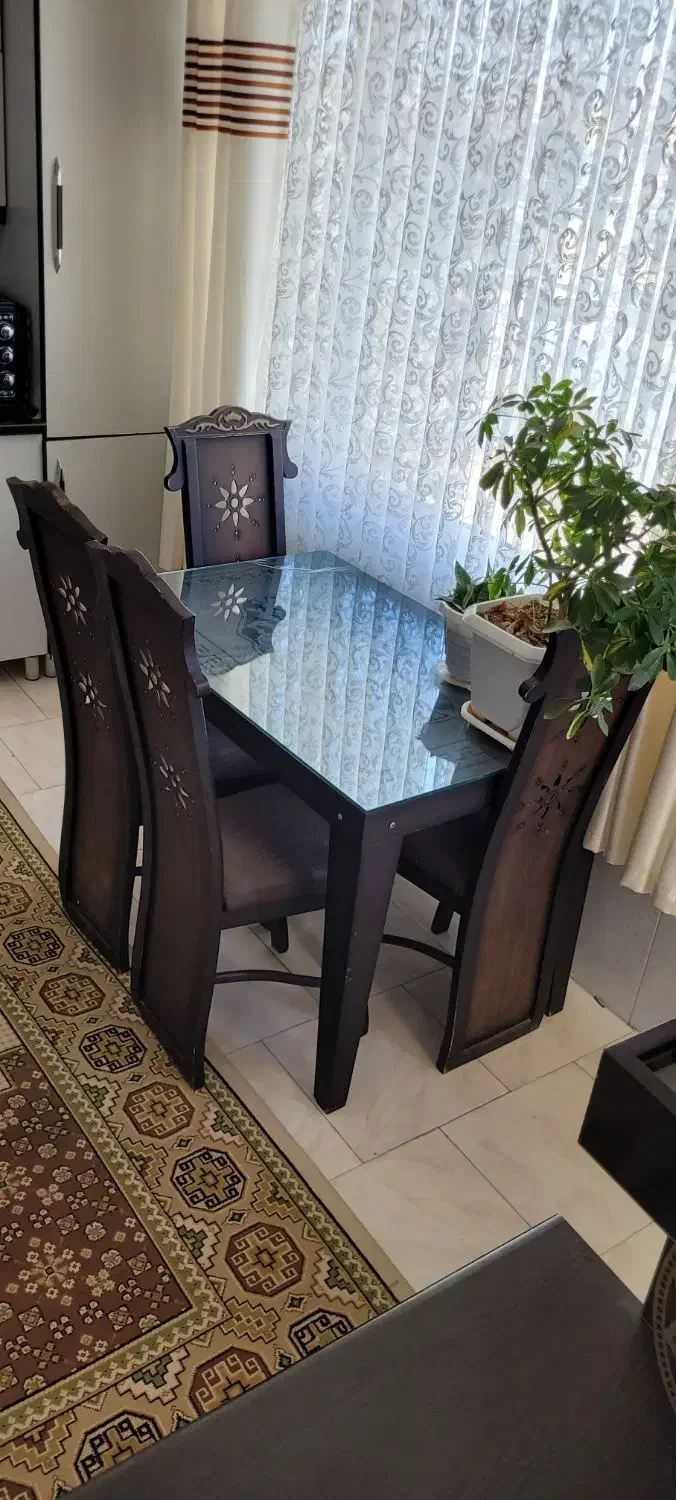 یک عدد میز غذا خوری ۴نفر سالم|میز و صندلی غذاخوری|ازنا, |دیوار
