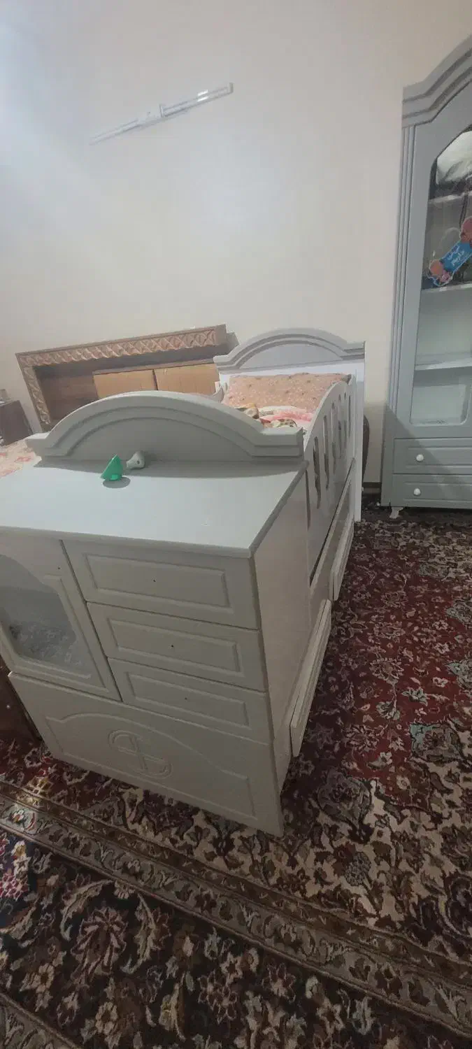 تخت گهواره ای و کمد بچه|اسباب و اثاث بچه|مشهد, رضاییه|دیوار