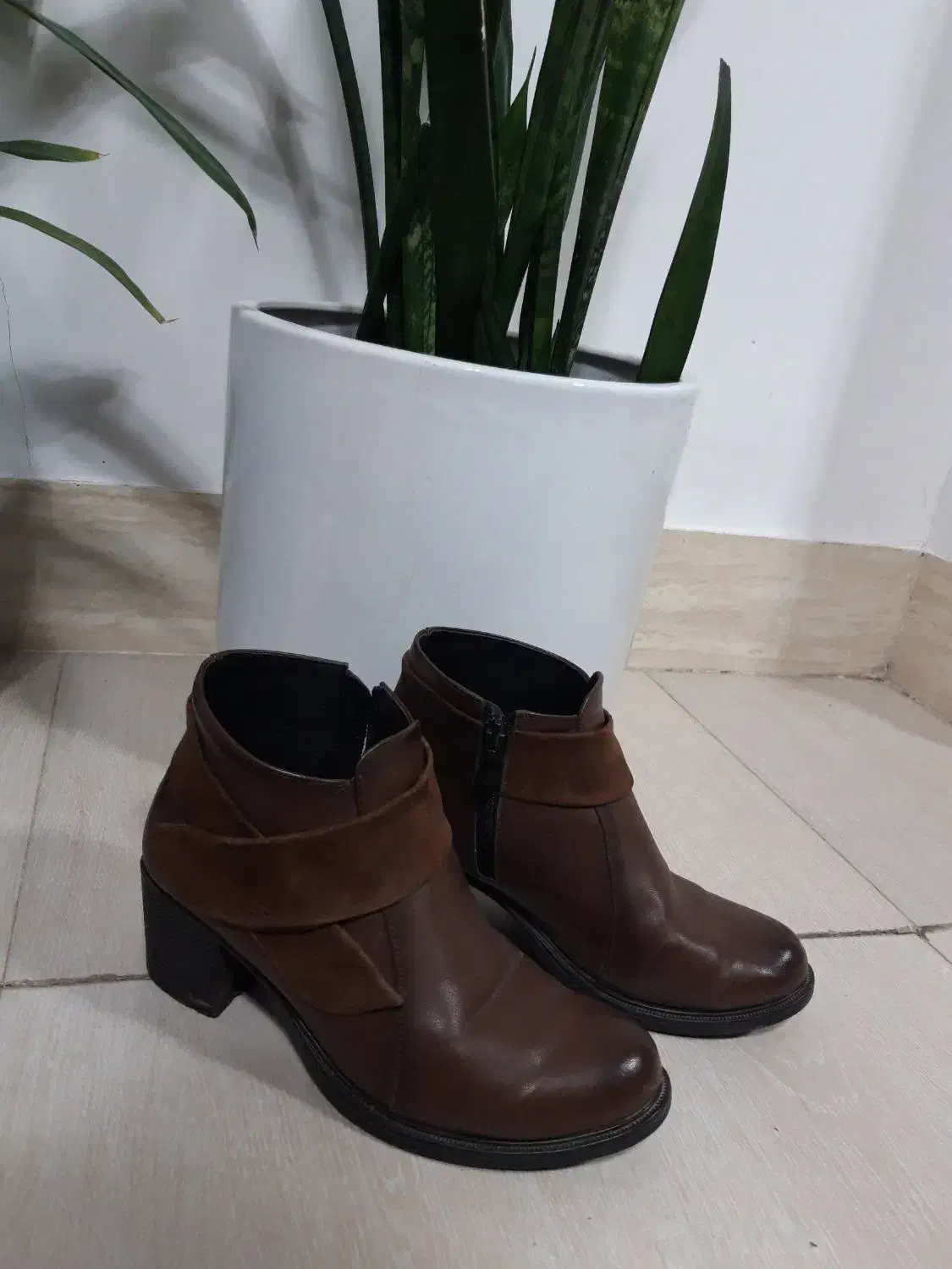 نیم بوت|کیف، کفش، کمربند|میانه, |دیوار