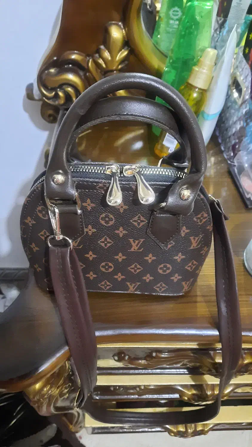 کیف|کیف، کفش، کمربند|بم, |دیوار