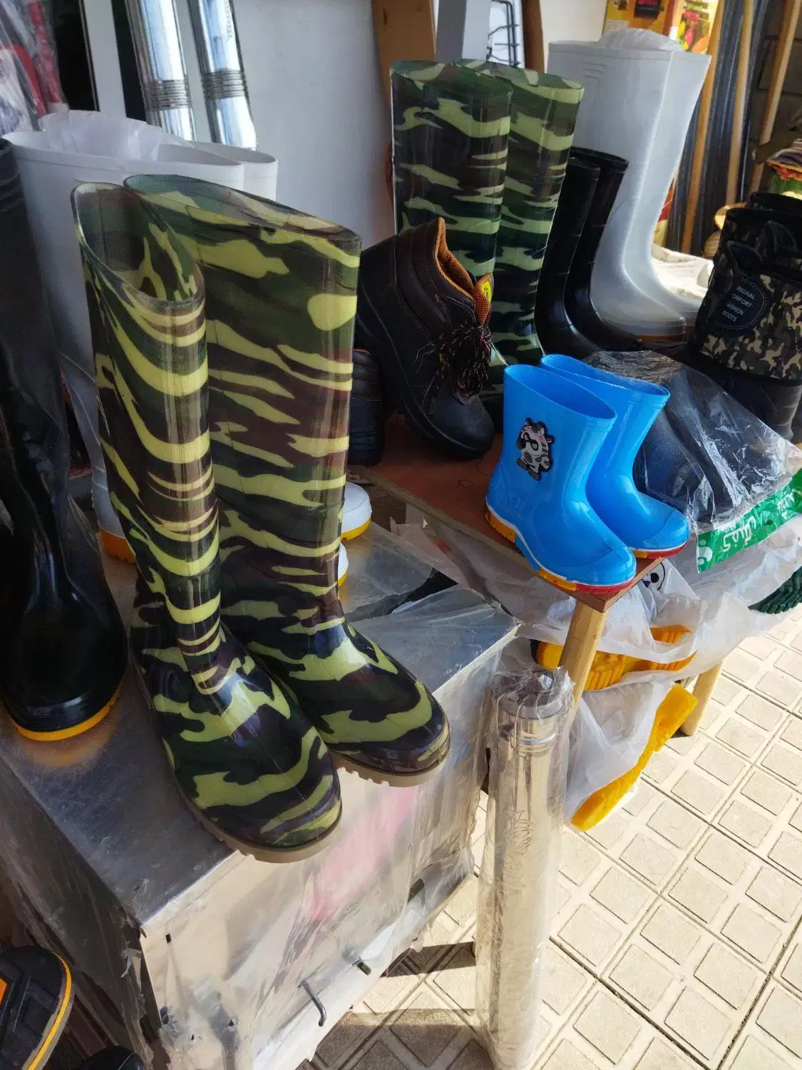 چکمه ، کفش کار ، انواع دمپایی|کیف، کفش، کمربند|تالش, هشتپر|دیوار