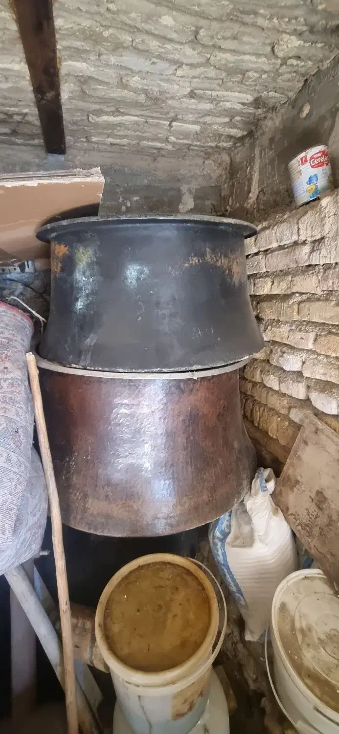 دیگ مسی بزرگ|کلکسیون اشیاء عتیقه|شهرکرد, |دیوار