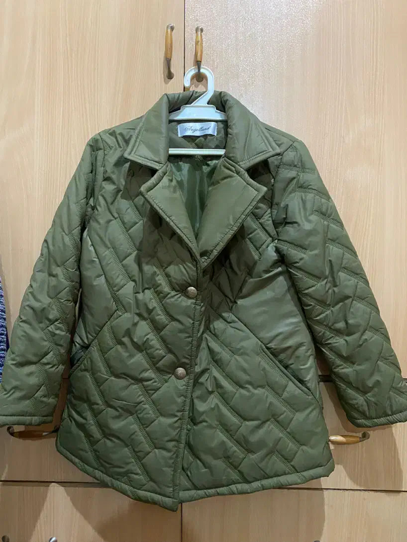 کاپشن نو|لباس|رشت, معلم|دیوار