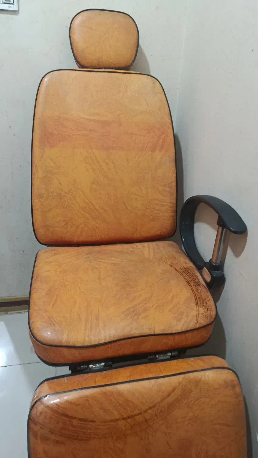 صندلی چرم آریشگاه|آرایشگاه و سالن‌های زیبایی|کاشان, فین کوچک|دیوار