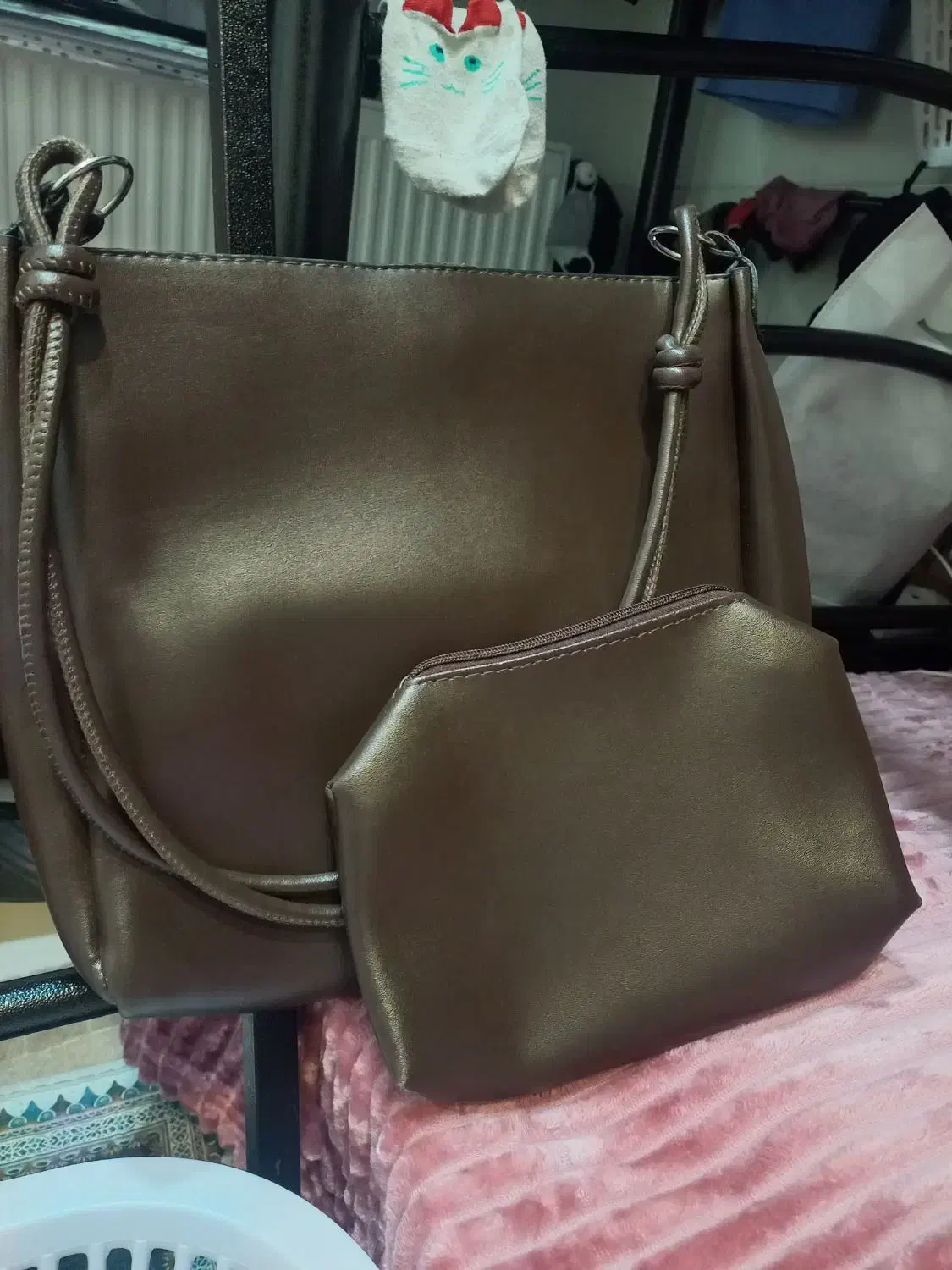 کیف قهوه ای چرم|کیف، کفش، کمربند|شیراز, چوگیاه|دیوار