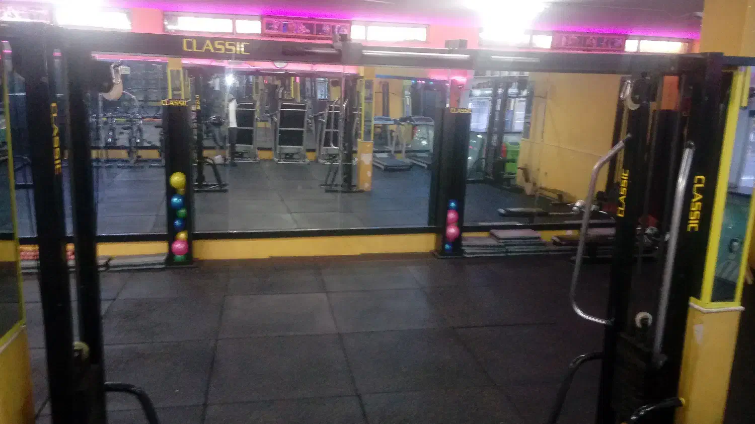 لوازم باشگاه...‌آیینه و کف پوش|تجهیزات ورزشی|قم, باغ شازده|دیوار