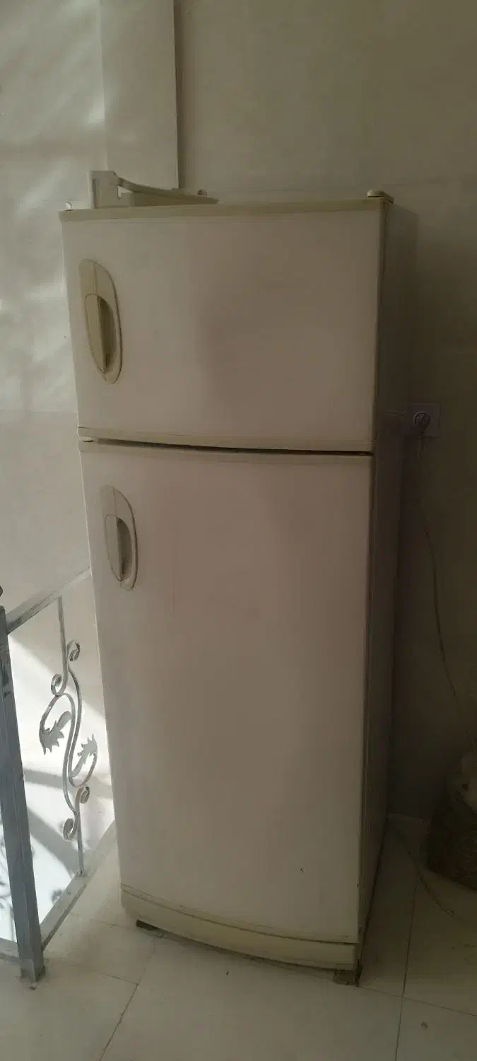 یخچال به ضمانت موتور همه چی سالم تازه گاز شده|یخچال و فریزر|باخزر, |دیوار