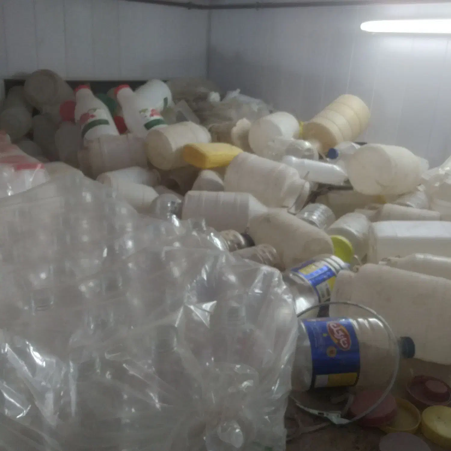 دبه|ظروف نگهدارنده، پلاستیکی، یک‌بارمصرف|بهار, |دیوار