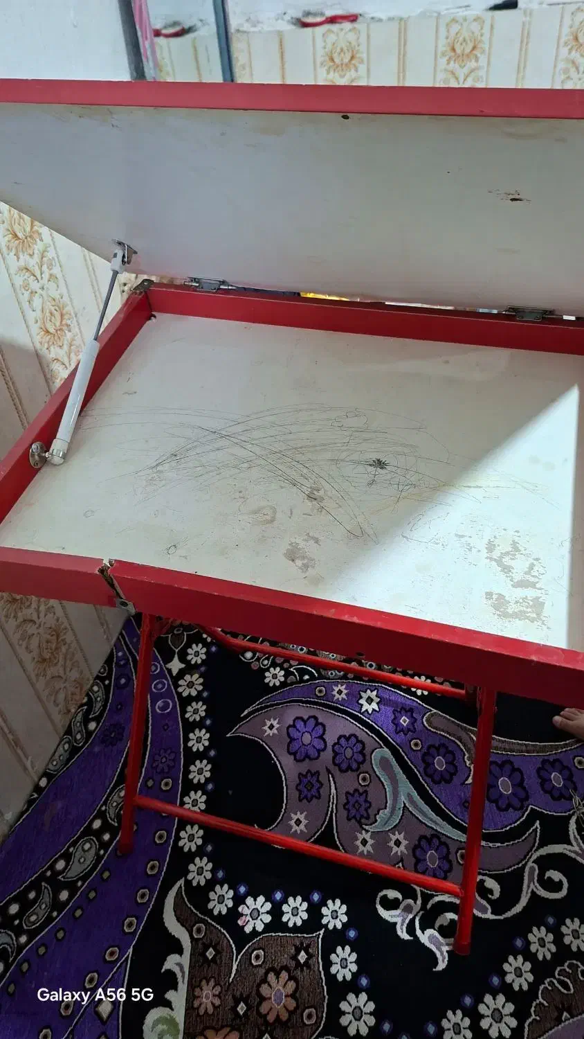 میز تحریر قرمز|میز تحریر و کامپیوتر|یاسوج, |دیوار