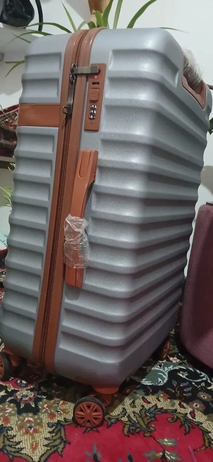 چمدان نشکن سایز متوسط نو هست|کیف، کفش، کمربند|یاسوج, |دیوار