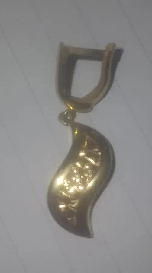 یک لنگه گوشواره گم شده|اشیا|قم, باغ شازده|دیوار