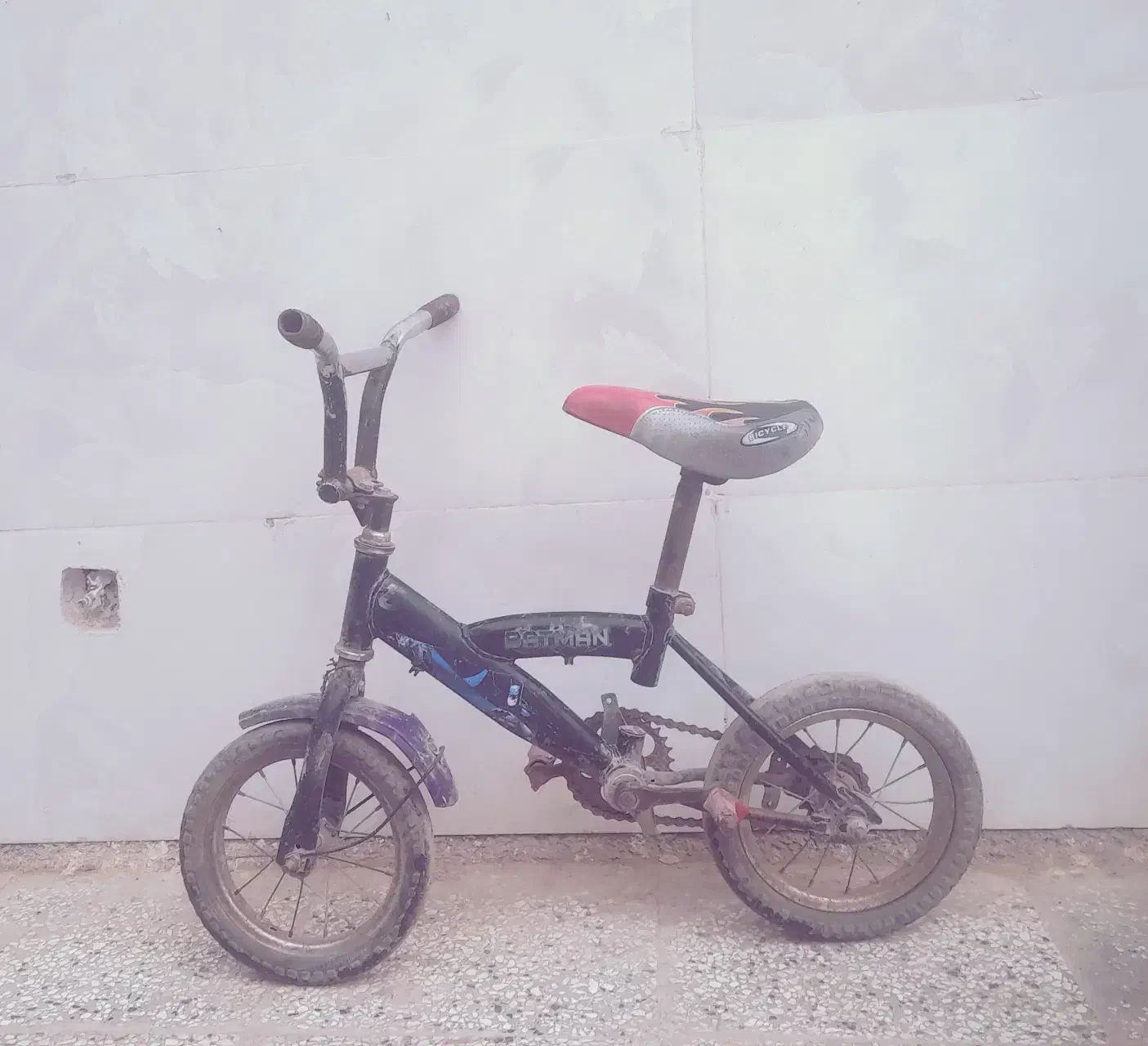 دوچرخه نو|دوچرخه، اسکیت، اسکوتر|نیمروز, |دیوار