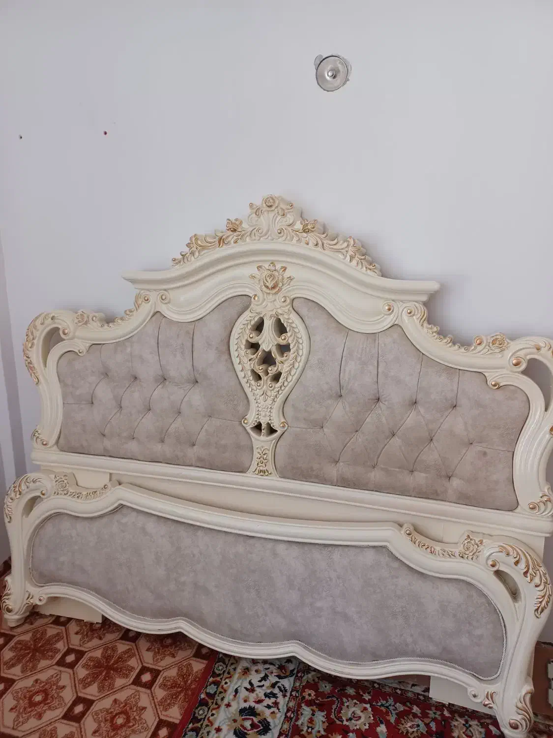 تخت خواب سالم‌ همراه با میز آرایشی|تخت و سرویس خواب|پارس‌آباد, |دیوار