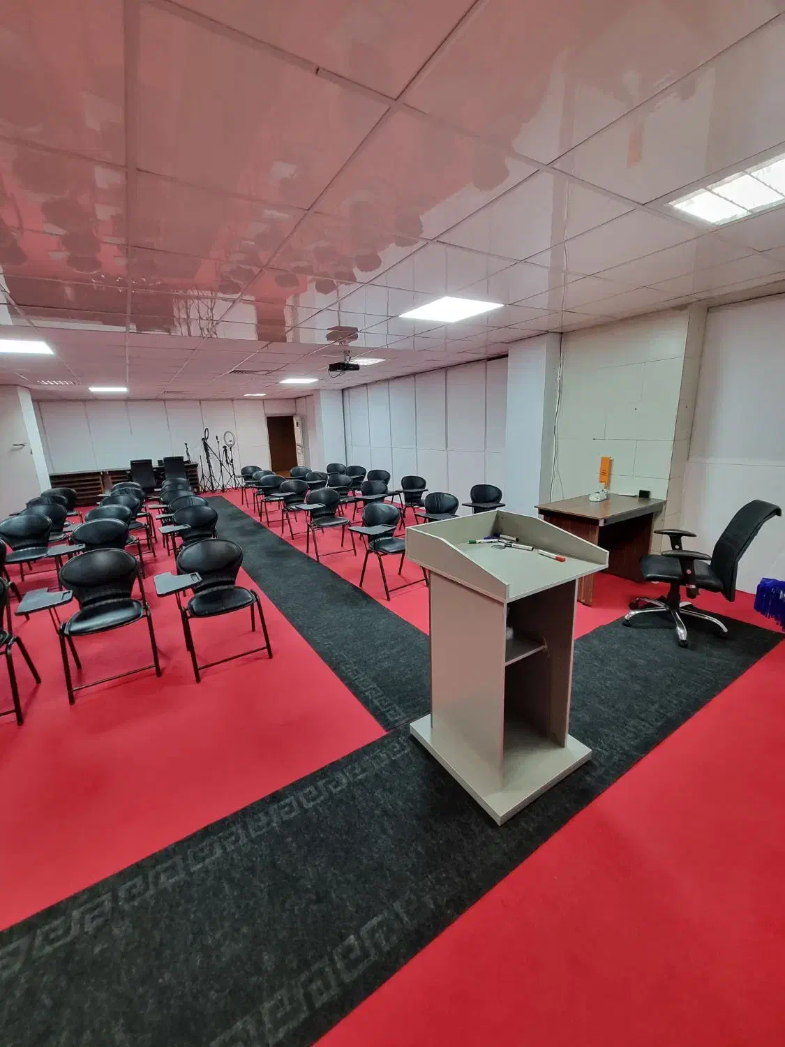 اجاره سالن همایش و کلاس آموزشی|اجارهٔ کوتاه‌مدت دفتر کار و فضای آموزشی|تهران, دکتر هوشیار|دیوار