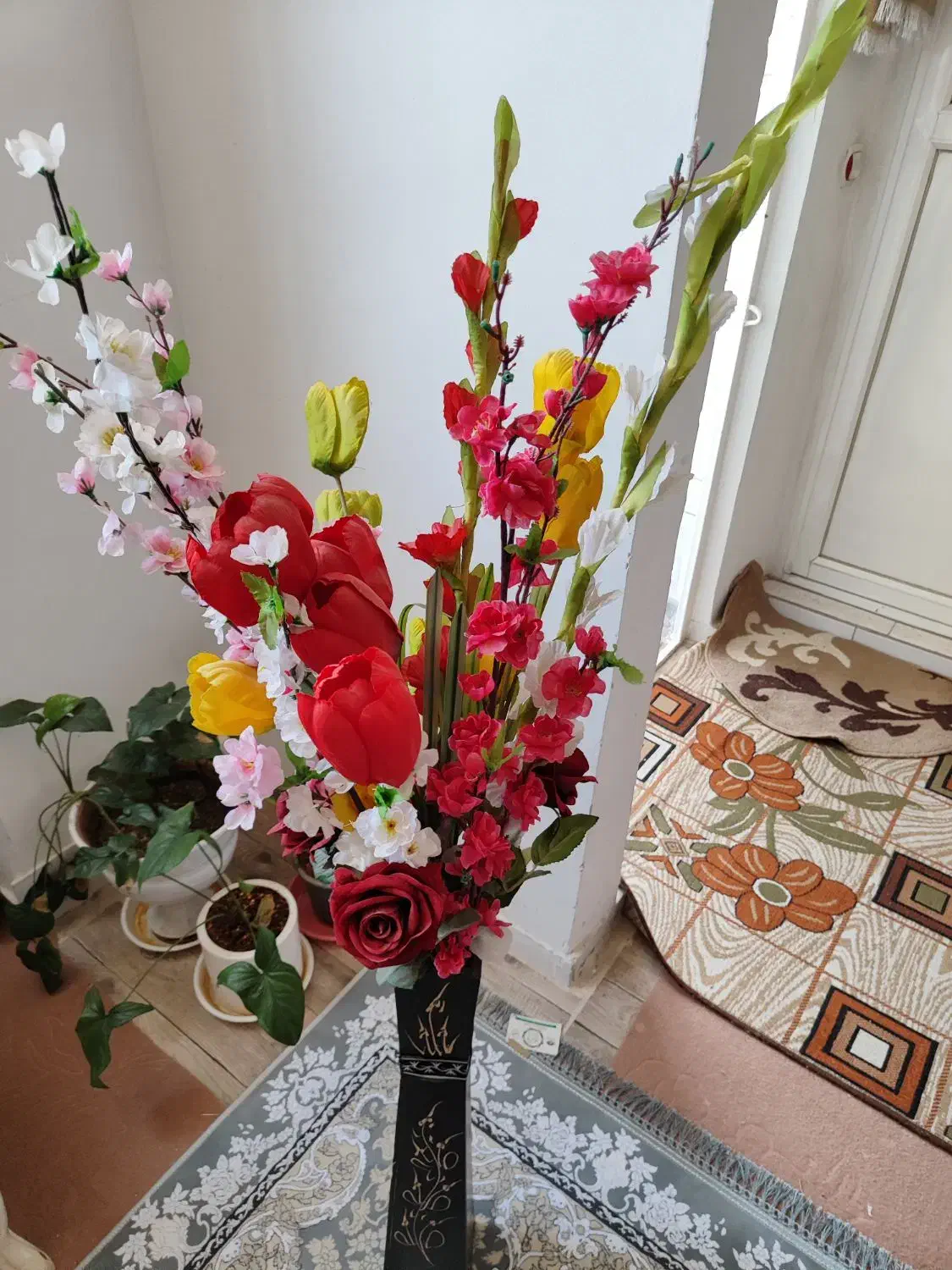 دسته گل مصنوعی همراه با گلدان تزیینی|گل مصنوعی|بیرجند, |دیوار