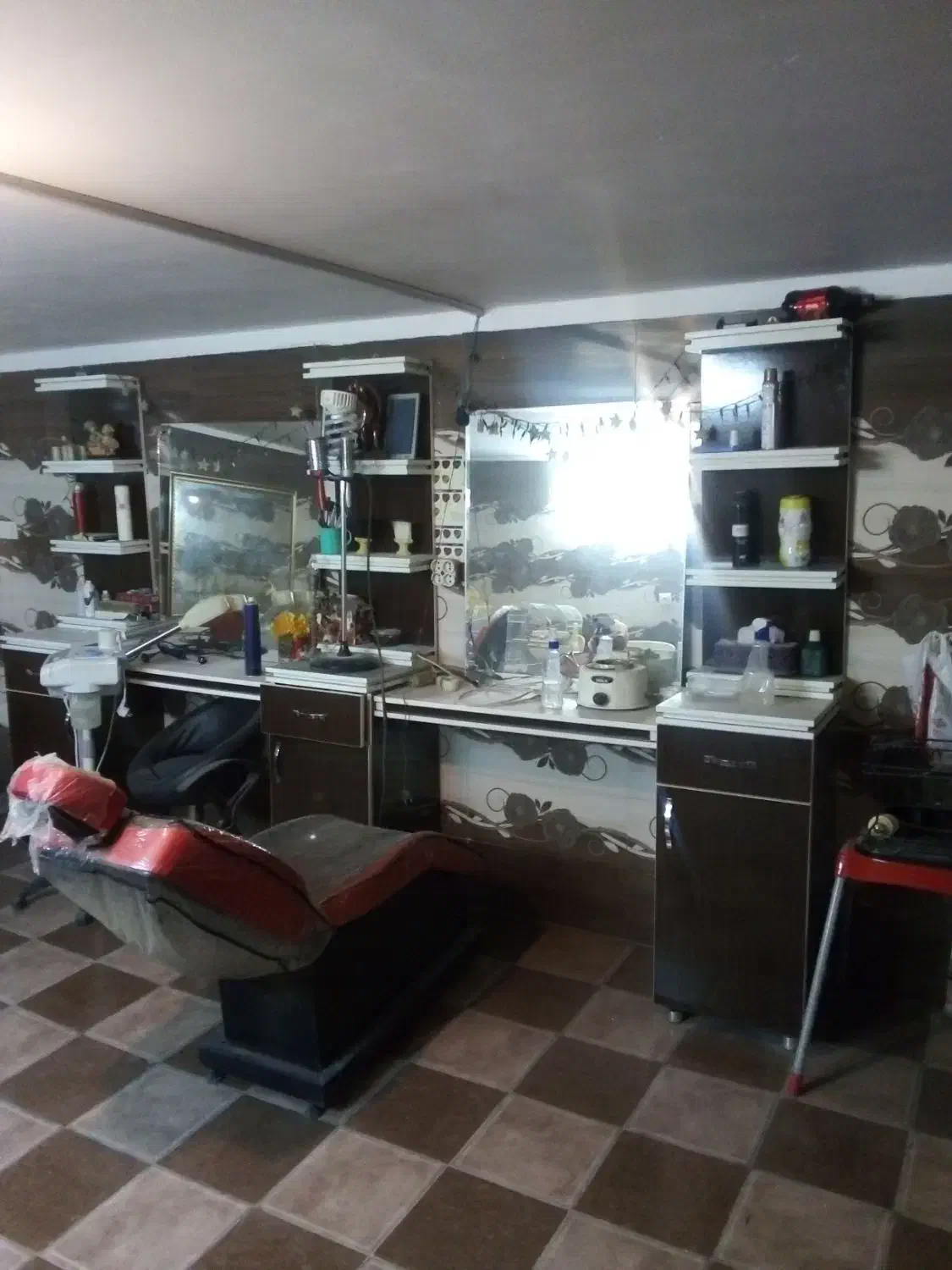 دکورآرایشگاه مناسب برای مردانه زنانه|آرایشگاه و سالن‌های زیبایی|حمیدیا, |دیوار