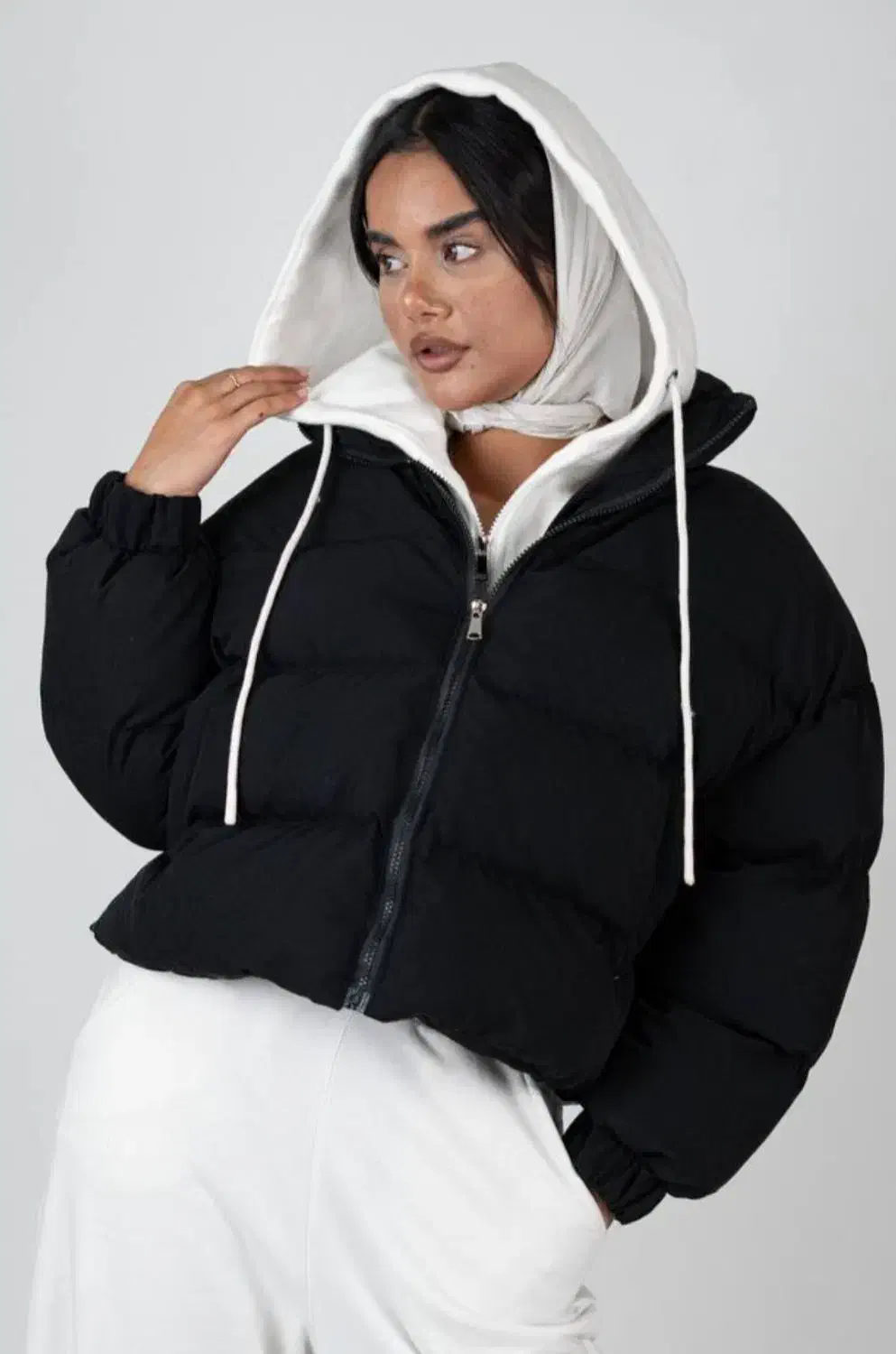 کاپشن مشکی همراه باکلاس دورس|لباس|بومهن, |دیوار