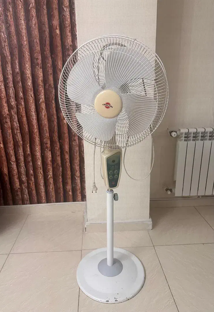 پنکه پایه دار|پنکه و تصفیهکنندهٔ هوا|بندر انزلی, معلم|دیوار