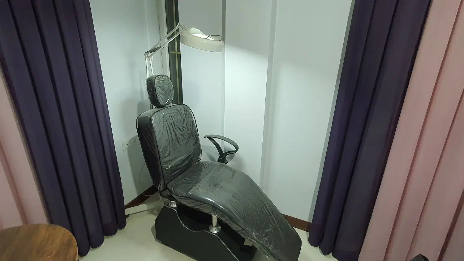 صندلی آرایشگاه به همراه چراغ لنز دار|آرایشگاه و سالنهای زیبایی|فیروزکوه, |دیوار