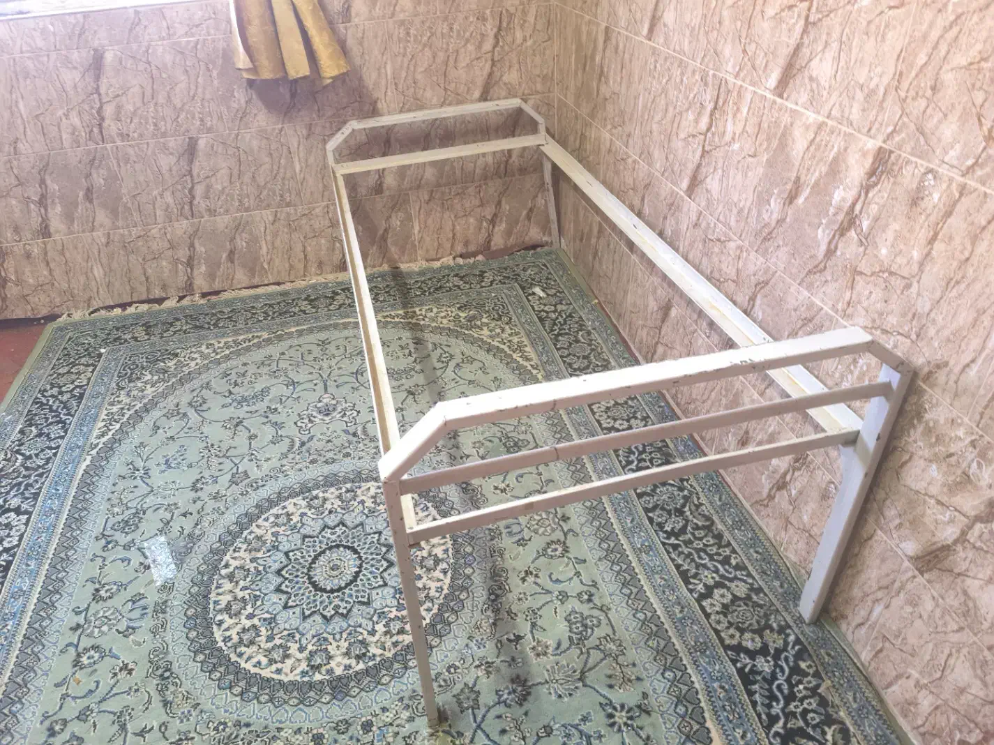 تخت آهنی|تخت و سرویس خواب|داران, |دیوار