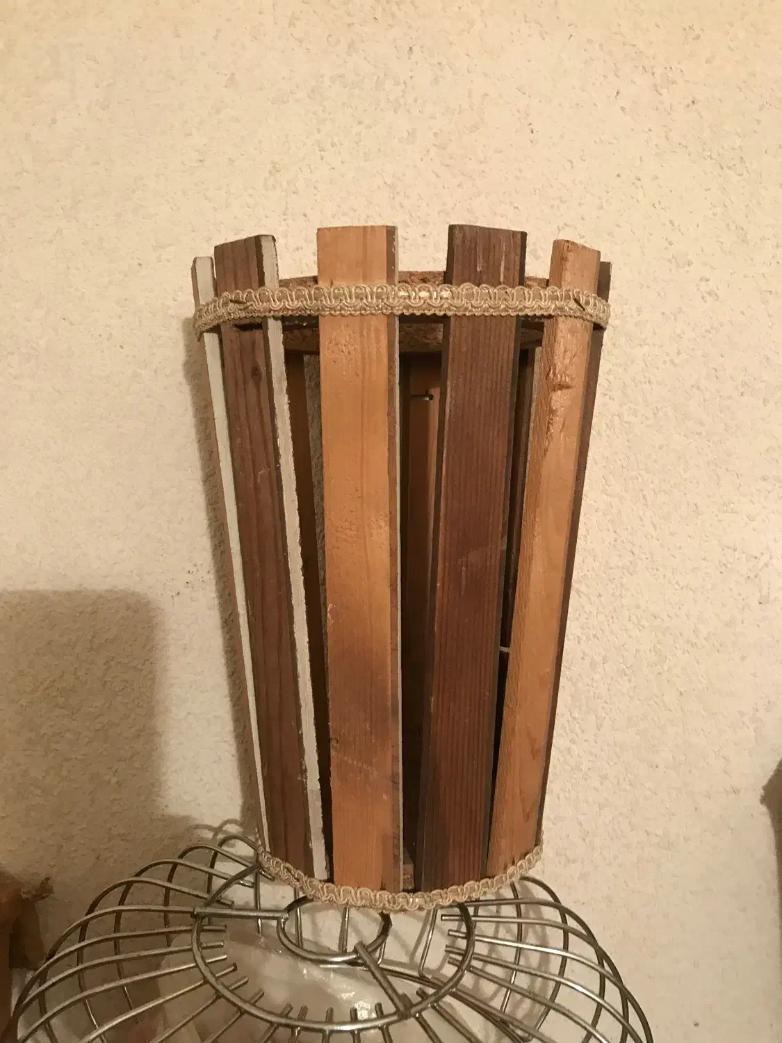 استند و گلدان چوبی و محکم وکاملا سالم دوتافقط ۱۸۰|صنایع دستی و سایر لوازم تزئینی|لاهیجان, گلستان|دیوار