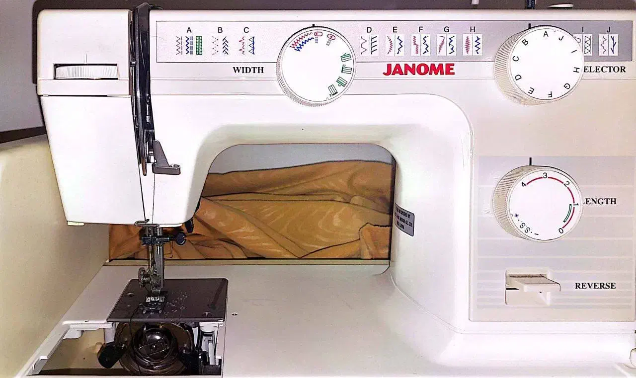 چرخ خیاطی ژانومه اصل به همراه میز و صندلی mdf|چرخ خیاطی و ریسندگی|سمنان, |دیوار