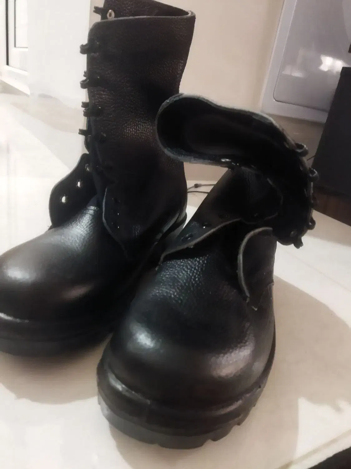 پوتین|کیف، کفش، کمربند|نقده, |دیوار