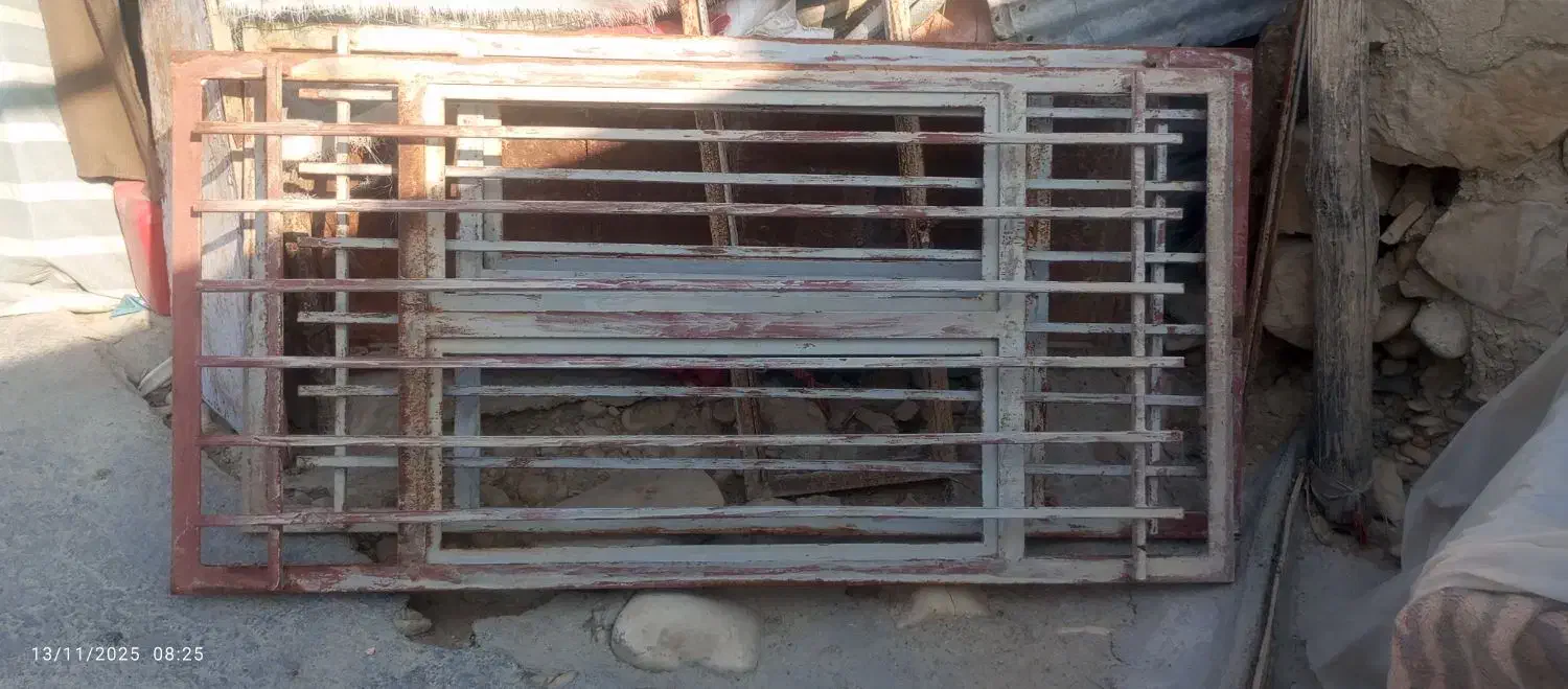 پنجره آهنی 2/1 سالم درحدنو|مصالح و تجهیزات ساختمان|هلیلان, |دیوار