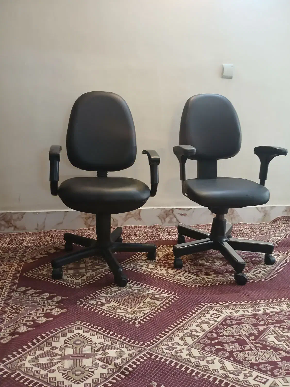 صندلی گردان چرم مشکی کاملاً سالم|صندلی و نیمکت|شهریار, شهریار|دیوار