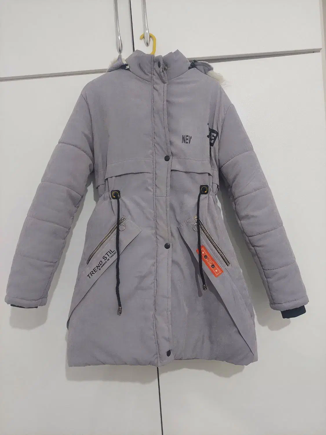 کاپشن ها اولی و سومی خارجی و نو هستن دومی در حدنو|لباس|سراب, |دیوار