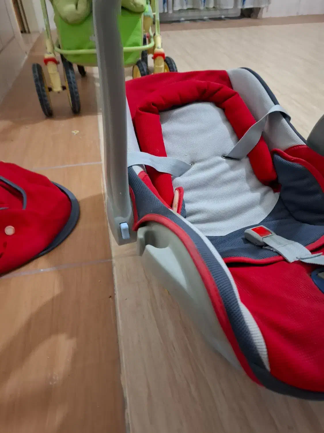 کالسکه و کریر|کالسکه و لوازم جانبی|فولادشهر, فولادشهر|دیوار