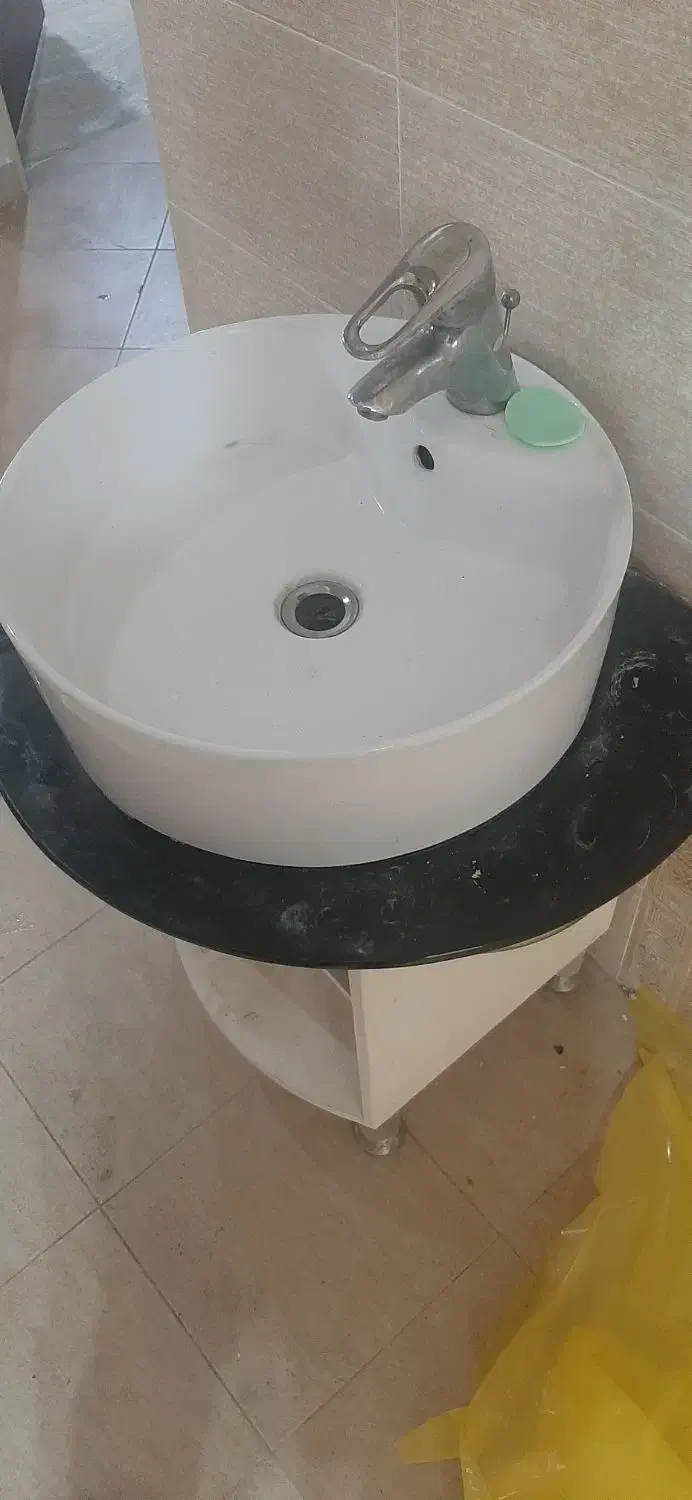 یک روشویی همراه با شیر|لوازم سرویس بهداشتی|شیراز, معالیآباد|دیوار