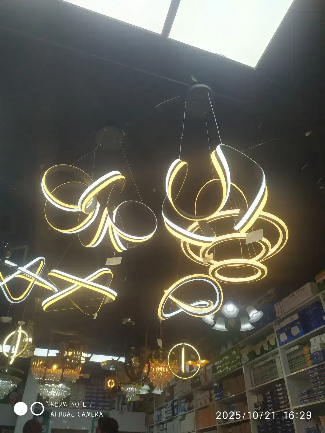 نصاب لوستر و تعمیرات انواع لوستر|خدمات پیشه و مهارت|زاهدان, |دیوار