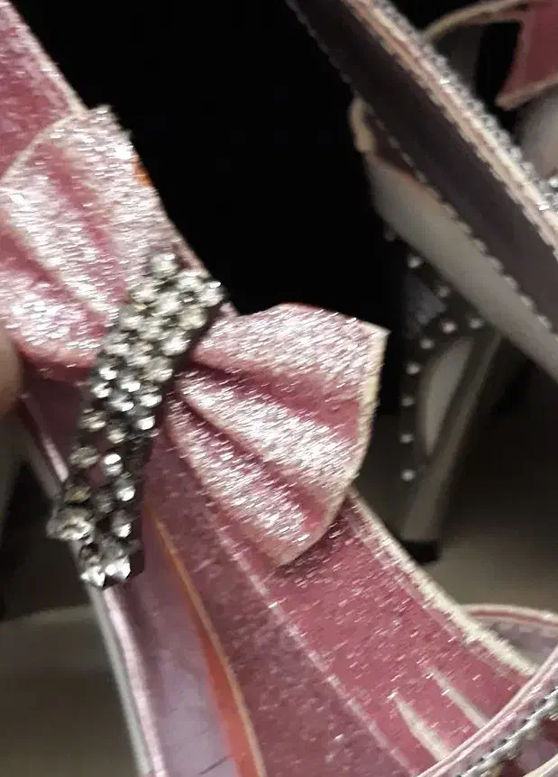 کفش مجلسی|کیف، کفش، کمربند|کرج, ساسانی (قلمستان)|دیوار