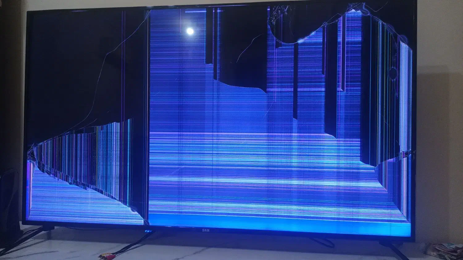 تلویزیون شکسته|تلویزیون و پروژکتور|رشت, چمارسرا|دیوار