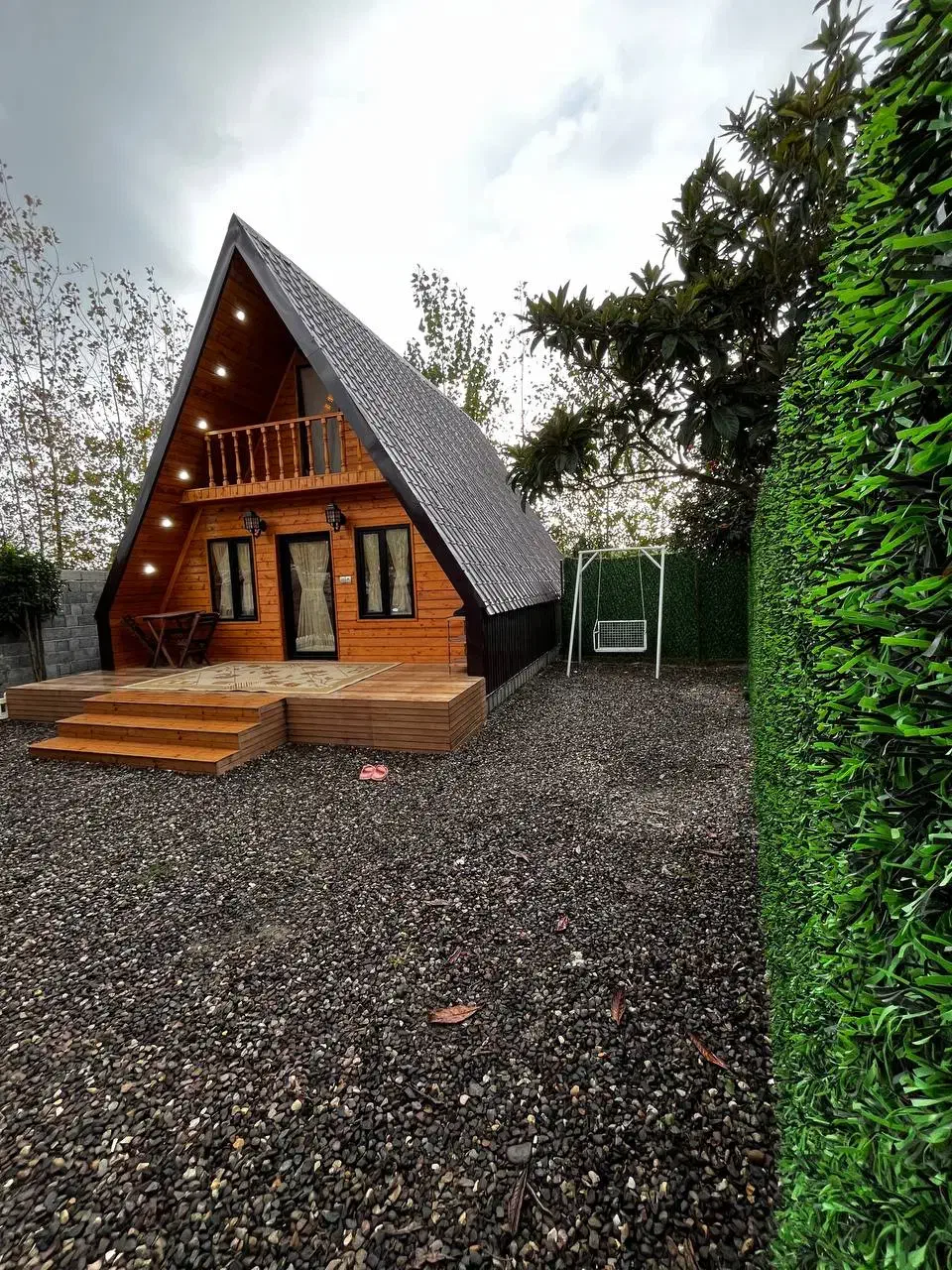 کلبه سوئیسی|اجارهٔ کوتاه‌مدت ویلا و باغ|لاهیجان, بازکیاگوراب|دیوار