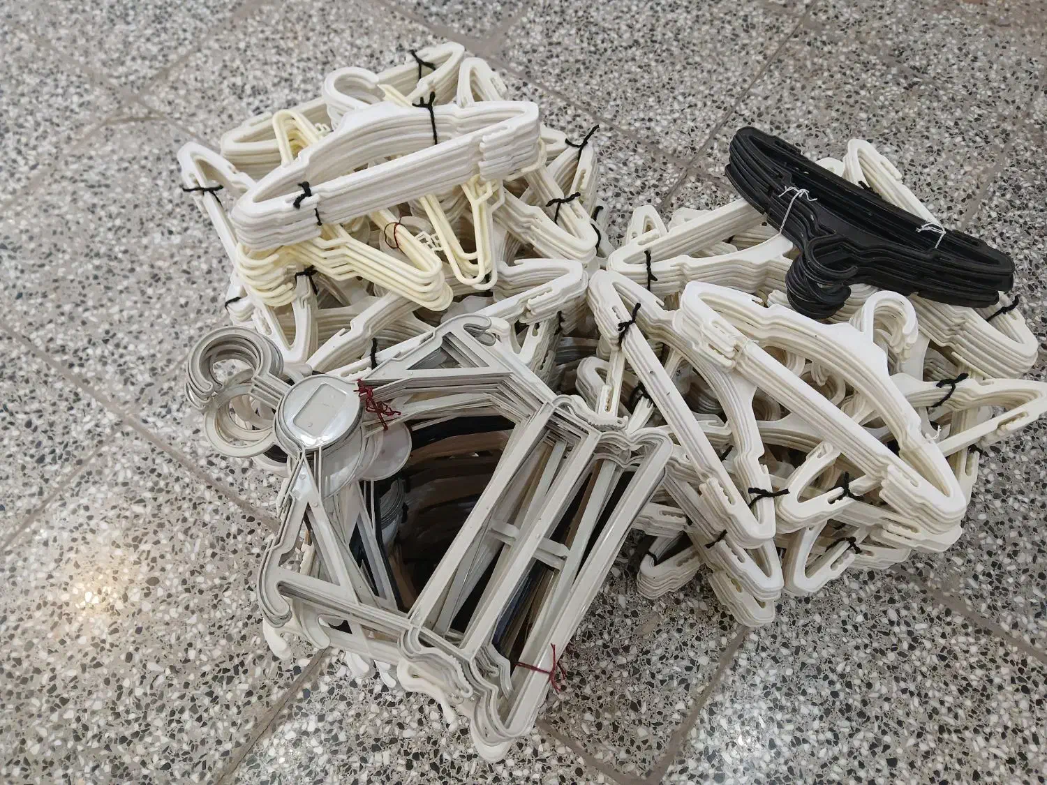 چوب لباسی مغازه|بندرخت و رختآویز|قم, سعادتی|دیوار