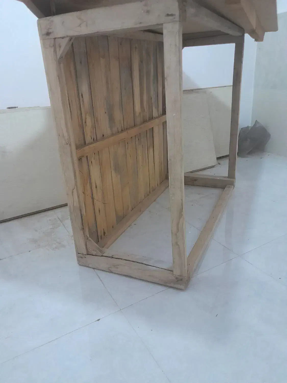 کرسی چوبی بزرگ ومحکم|صندلی و نیمکت|اراک, |دیوار