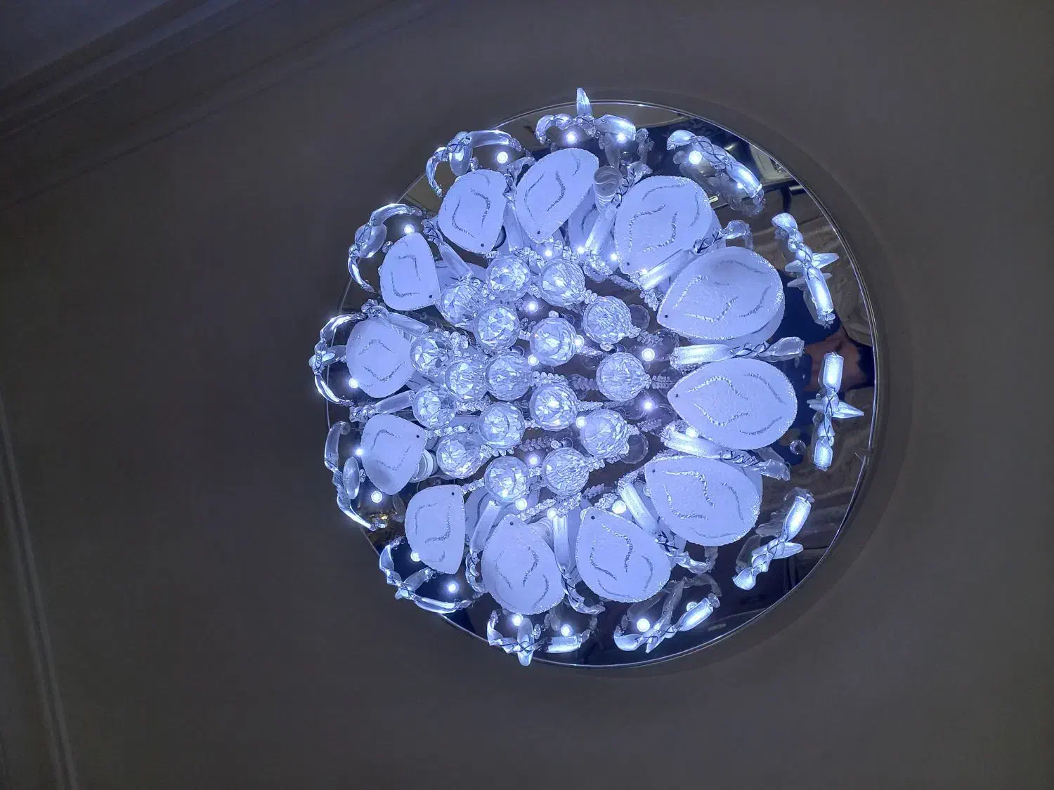 یک عدد لوستر سقفی کریستالی کاملا نو دارای ۳ رنگ|لوستر و چراغ آویز|تهران, یافت آباد جنوبی|دیوار