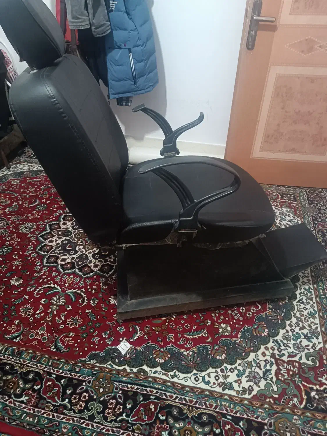 یک عدد صندلی طرح برقی|آرایشگاه و سالنهای زیبایی|محمدشهر, محمدشهر|دیوار