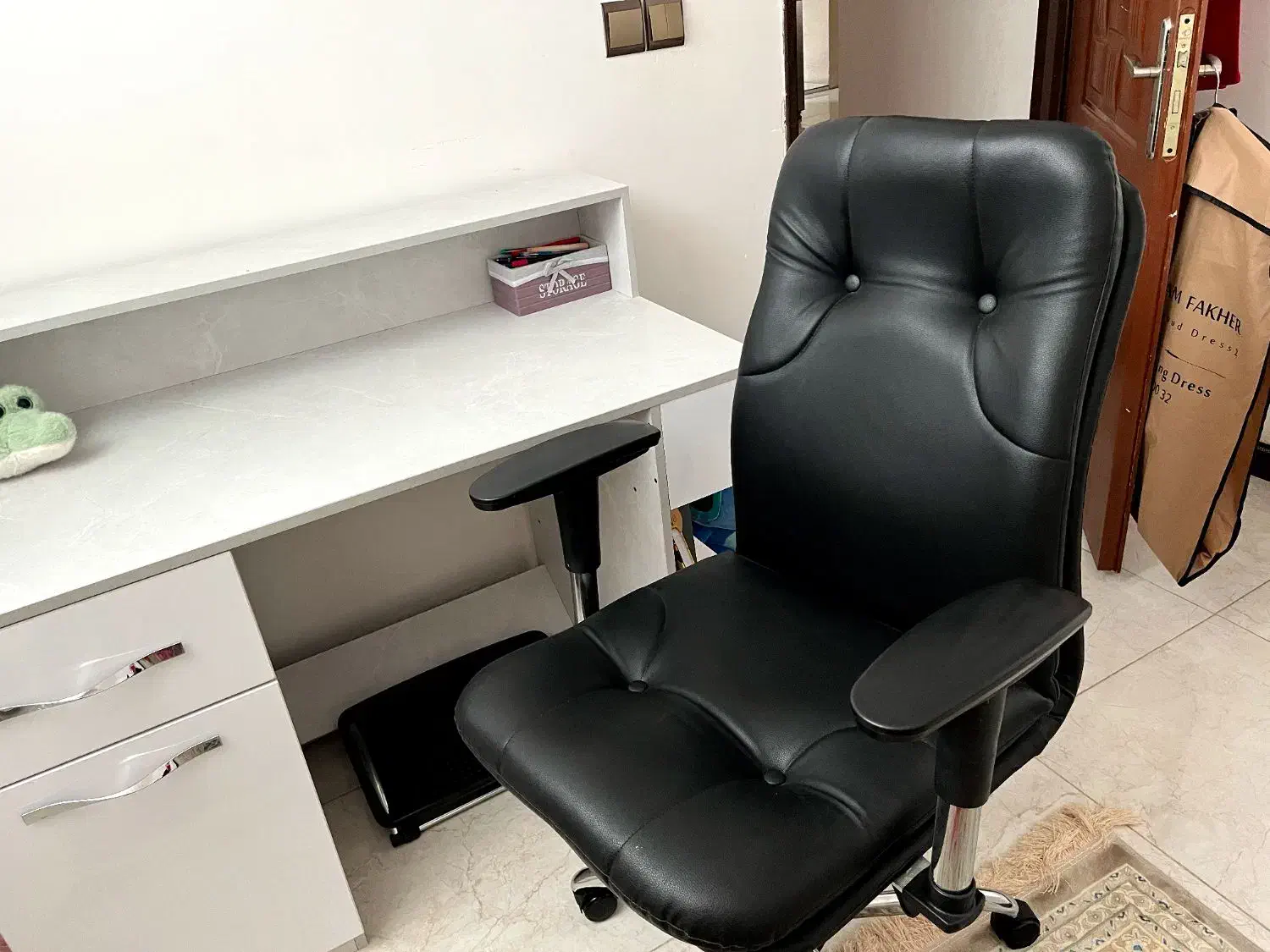 میز تحریر و صندلی و زیر پایی|میز تحریر و کامپیوتر|قائمشهر, |دیوار
