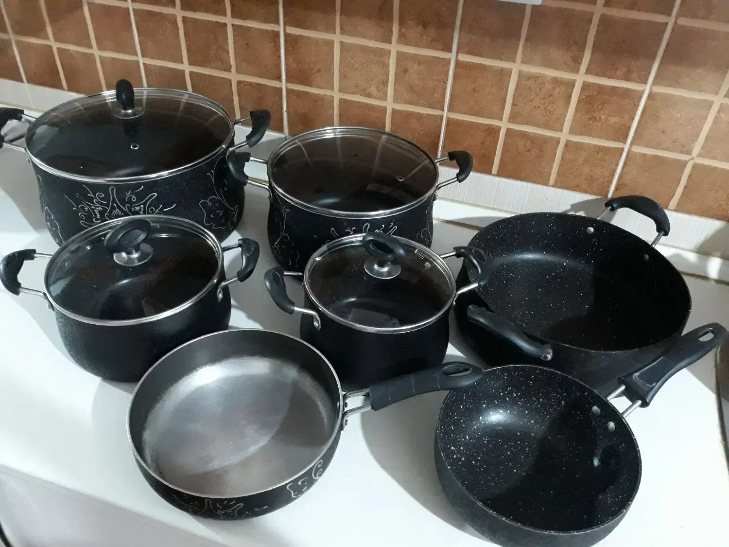 قابلمه و پایه قابلمه و سینی و اسپند دود کن برقی|ظروف پخت‌وپز|قزوین, |دیوار