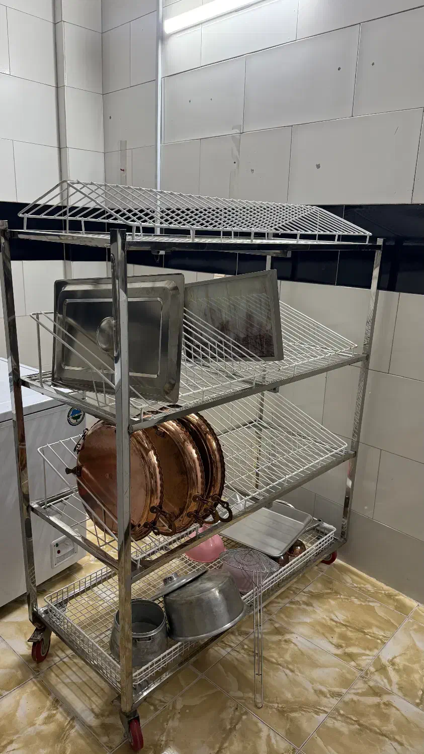 آبچکان بزرگ ایستاده|آب‌چکان و نظم‌دهنده ظروف|ساری, |دیوار