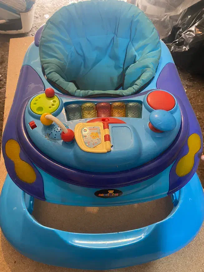 کریر، صندلی غذا و روروءک موزیکال|کالسکه و لوازم جانبی|رشت, سعدی (تختی)|دیوار