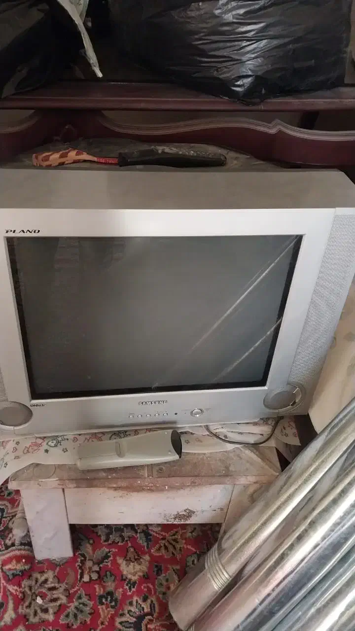 تلویزیون ۲۱ اینج|تلویزیون و پروژکتور|ری, شهید غیوری (ابن باویه)|دیوار