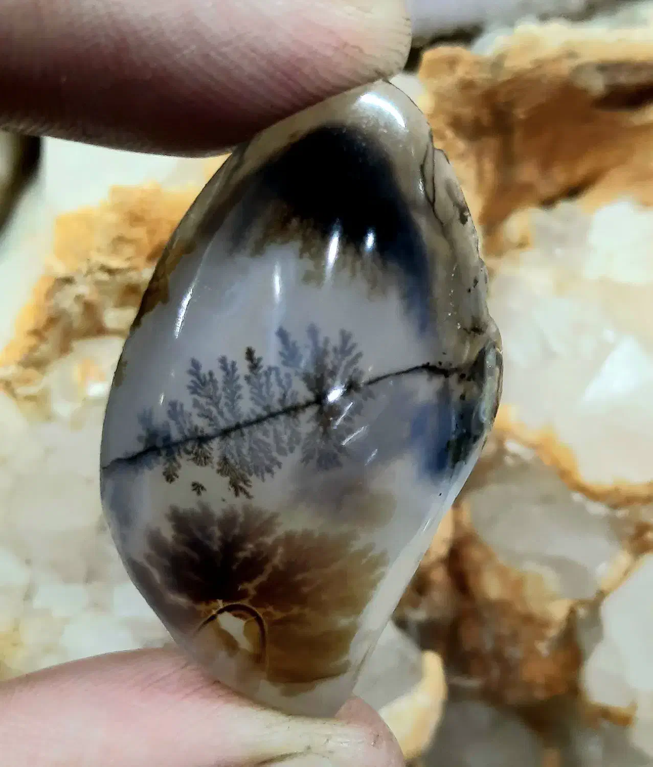 تولید نگین و گردن آویز از گوهر سنگهای ناب|زیورآلات و اکسسوری|لنجان, |دیوار