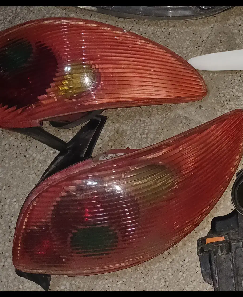 چراغ عقب ۲۰۶ قاب فیلتر هوا تسمه تایم فلاپ ۲۰۶|قطعات یدکی و لوازم جانبی|هشتگرد, هشتگرد قدیم|دیوار