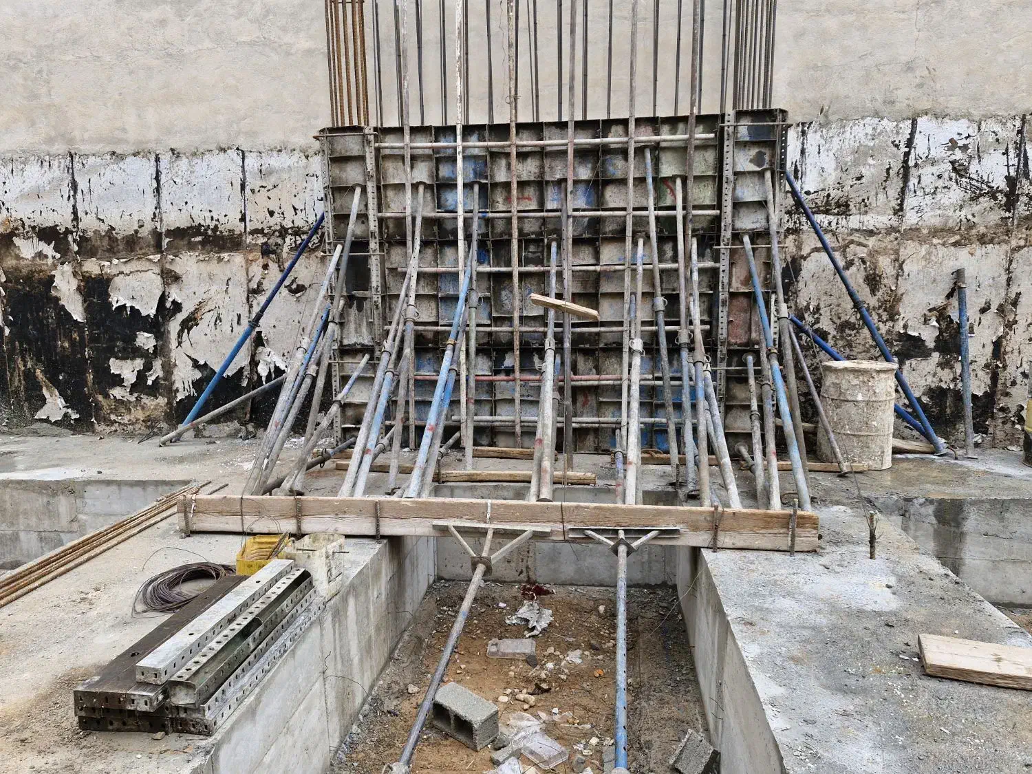 کار گر ساده و اوستاکار ارموتوربند و قالب بند|استخدام معماری، عمران و ساختمانی|شیراز, شهرک فرزانگان|دیوار
